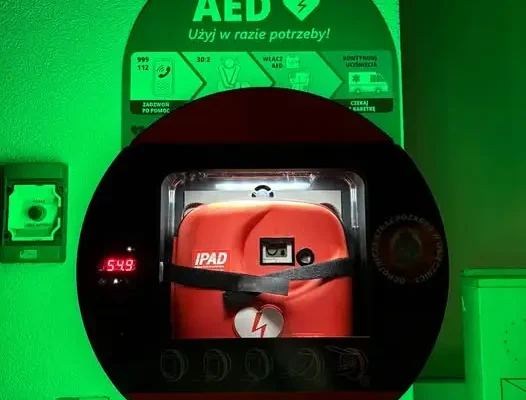 AED na remizie w Osiecznicy – nowy defibrylator zwiększa bezpieczeństwo mieszkańców