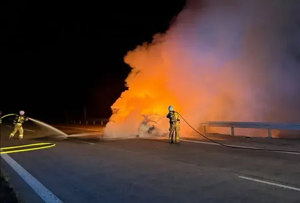 Pożar samochodu na autostradzie A18. Interweniowały służby ratunkowe