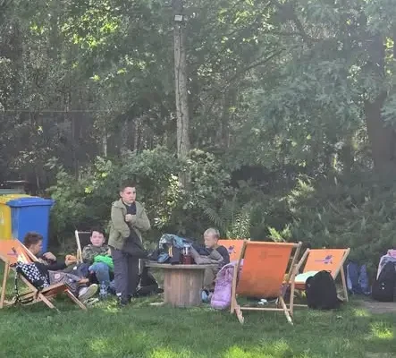 Klasy 4 i 5 ze szkoły w Osiecznicy na wycieczce integracyjnej na paintballu