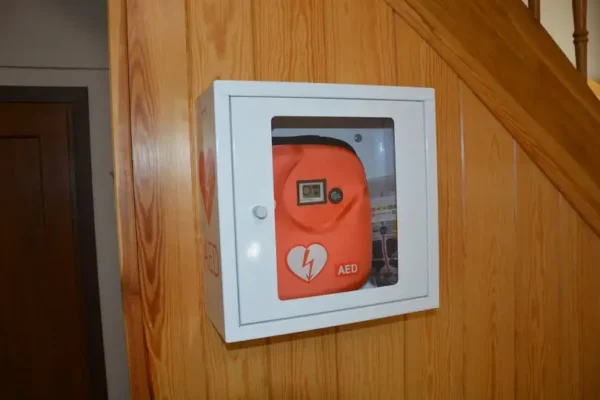 Gromadka: nowy defibrylator AED w Gminnym Ośrodku Kultury i Bibliotece