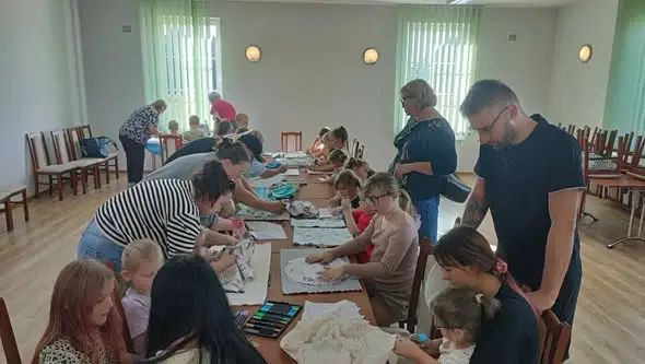 Warsztaty szycia poduszek w Klubie Malucha przy Bibliotece Publicznej w Trzebieniu