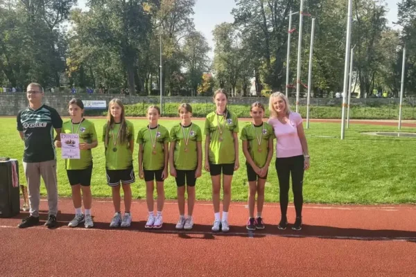 Nowogrodziec na podium: sztafetowe biegi przełajowe rozpoczęły sezon szkolny 2026/2027