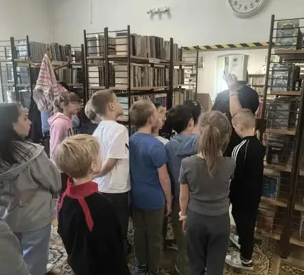 Uczniowie klasy II odwiedzili bibliotekę – poznali tajniki pracy bibliotekarza