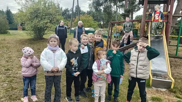 Klub Malucha w Trzebieniu: dzieci szukały skarbu w terenowej grze