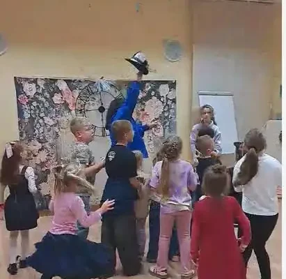 Bajkolandia w bibliotece w Kraśniku Dolnym: dzieci przeniosły się w świat Muminków i Alicji
