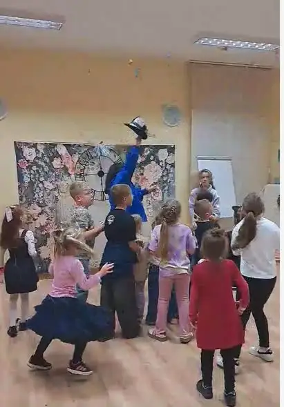 Bajkolandia w bibliotece w Kraśniku Dolnym: dzieci przeniosły się w świat Muminków i Alicji