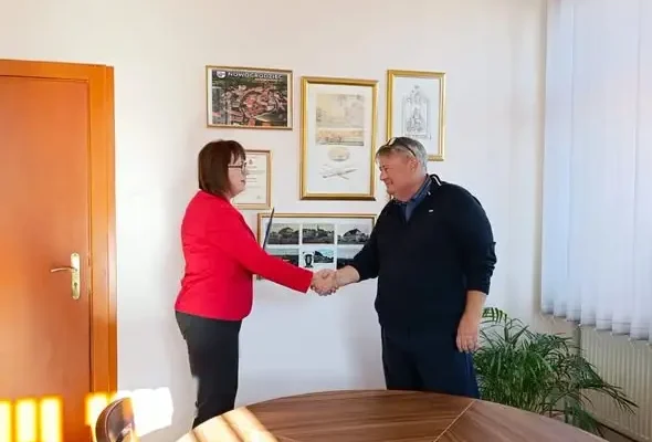 Nowogrodziec stawia na sport: piłkarska jesień bez uzależnień z Chrobrym