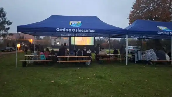 Kino plenerowe w Ławszowej: deszcz nie przeszkodził w seansie