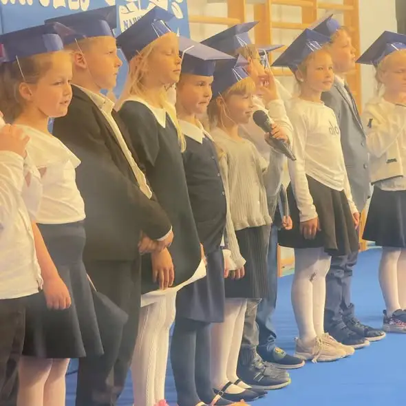 Pasowanie pierwszoklasistów i Dzień Edukacji Narodowej w szkole w Osiecznicy