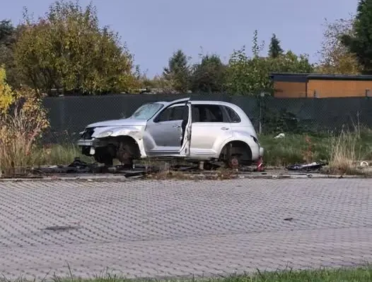 Wrak samochodu przy dawnym Tesco wciąż nieusunięty. Mieszkańcy alarmują