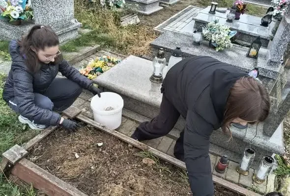 Wolontariuszki z Osiecznicy porządkowały zapomniane groby w Krośnie Odrzańskim