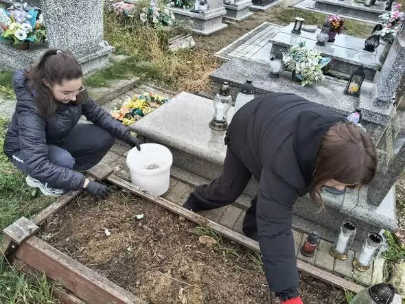Wolontariuszki z Osiecznicy porządkowały zapomniane groby w Krośnie Odrzańskim