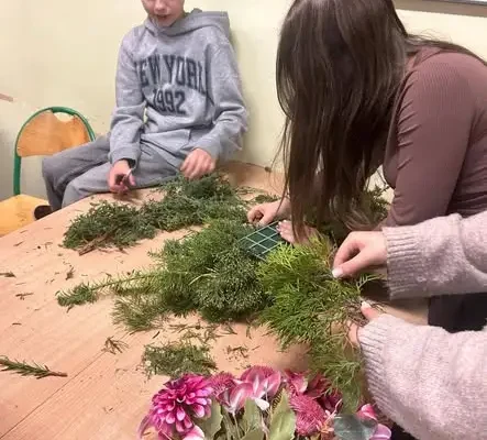 Uczniowie uczcili pamięć zmarłych nauczycieli stroikami i porządkami na grobach