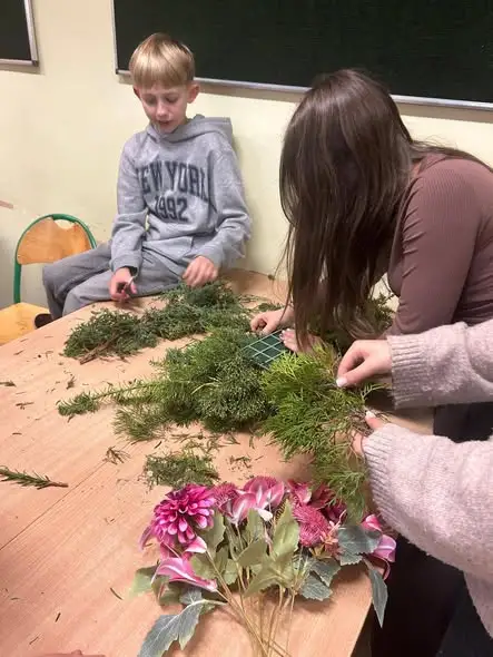 Uczniowie uczcili pamięć zmarłych nauczycieli stroikami i porządkami na grobach