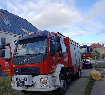Pożar w budynku po byłej odlewni w Gromadce – szybka akcja strażaków