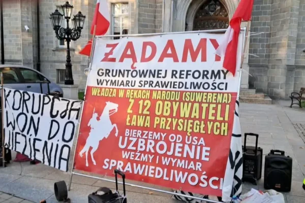 Protest przed sądem w Bolesławcu: zarzuty korupcji i sporu o opiekę nad dziećmi