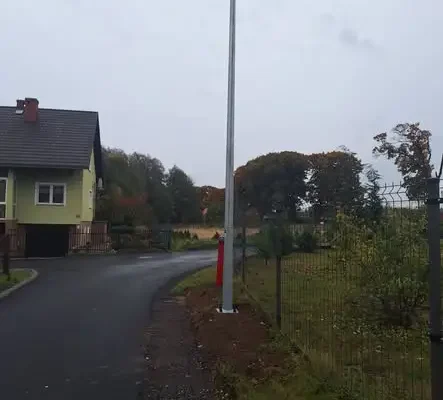 Trzy nowe lampy solarne rozświetliły ul. Pocztową w Wykrotach