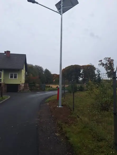 Trzy nowe lampy solarne rozświetliły ul. Pocztową w Wykrotach